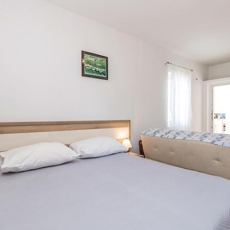 Gorgeous Apartment In Mandre With Kitchen מראה חיצוני תמונה